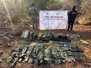 *En La Huacana, fuerzas estatales y federales aseguran siete fusiles y equipo táctico*