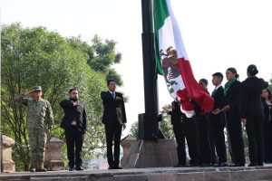 *Morelia honra su historia y a quienes la defienden en ceremonia de izamiento por su 485 Aniversario*