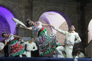 *Plaza Valladolid se llenó de música, baile y tradición, con el espectáculo “Morelia siente la danza”*
