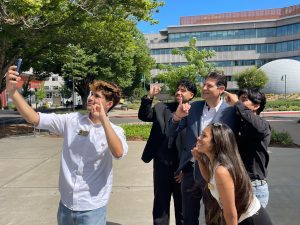 *Se reúne Alfonso Martínez Alcázar con jóvenes de la Universidad Estatal de Sacramento*
