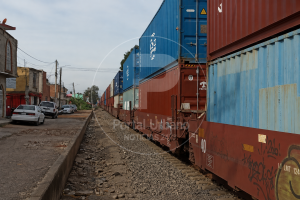 Mujer resulta lesionada tras ser embestida por el tren en Morelia