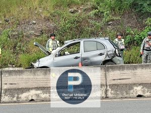 Se registra la volcadura de un vehículo en la carretera Cuatro Caminos – Apatzingán 